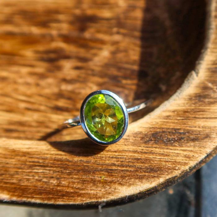 Faceted Oval Peridot 925 Sterling Silver Ring | Unique Jewelry