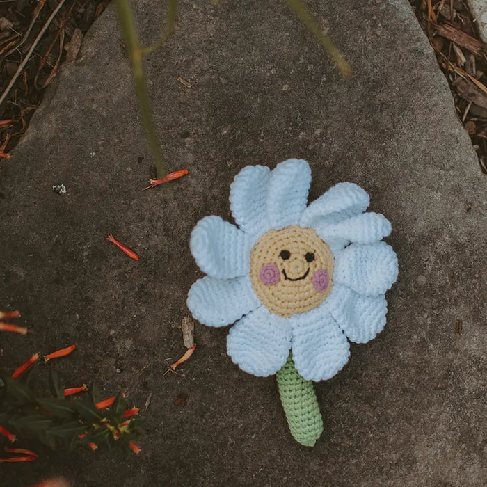 PEBBLE DAISY RATTLE