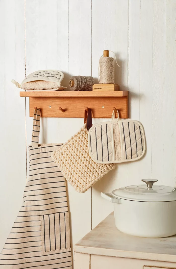 REDECKER SHELF WITH HOOKS