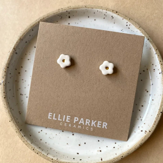 WHITE FLOWER STUD EARRING